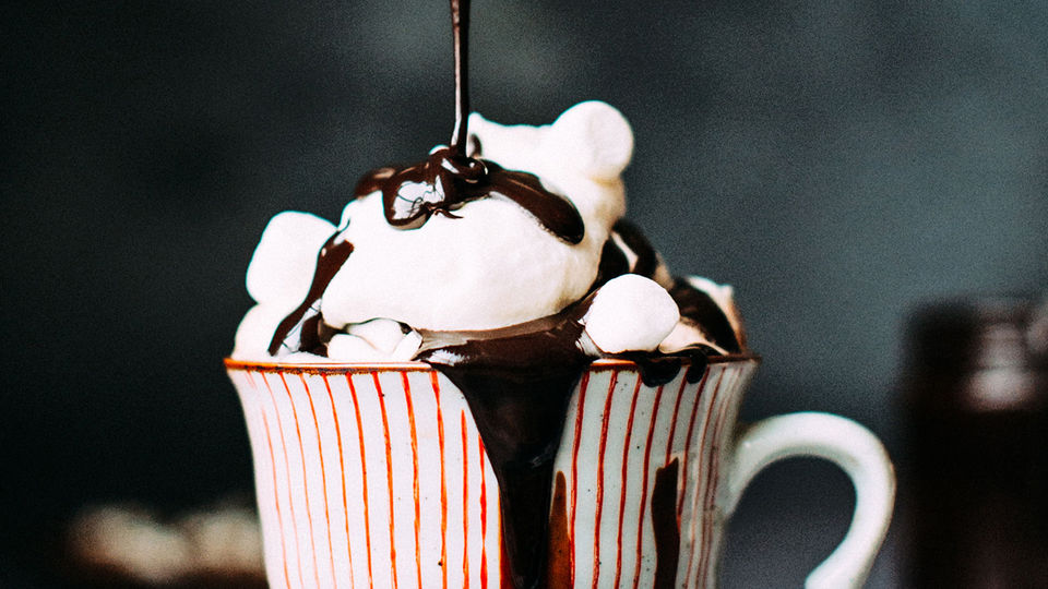 Вишуканий латте з солоною карамеллю